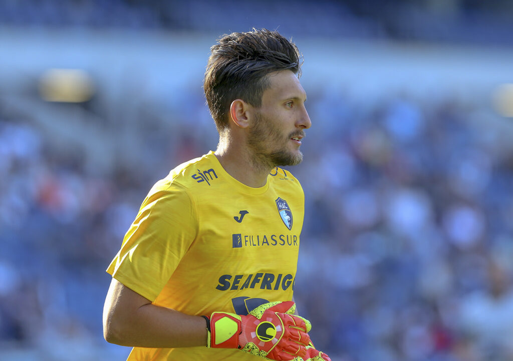 En s'interposant à deux reprises sur des tentatives grenobloises dans les dernières minutes, Mathieu Gorgelin a évité au HAC de repartir avec une défaite plus lourde du Stade des Alpes. ©Photo d'archives