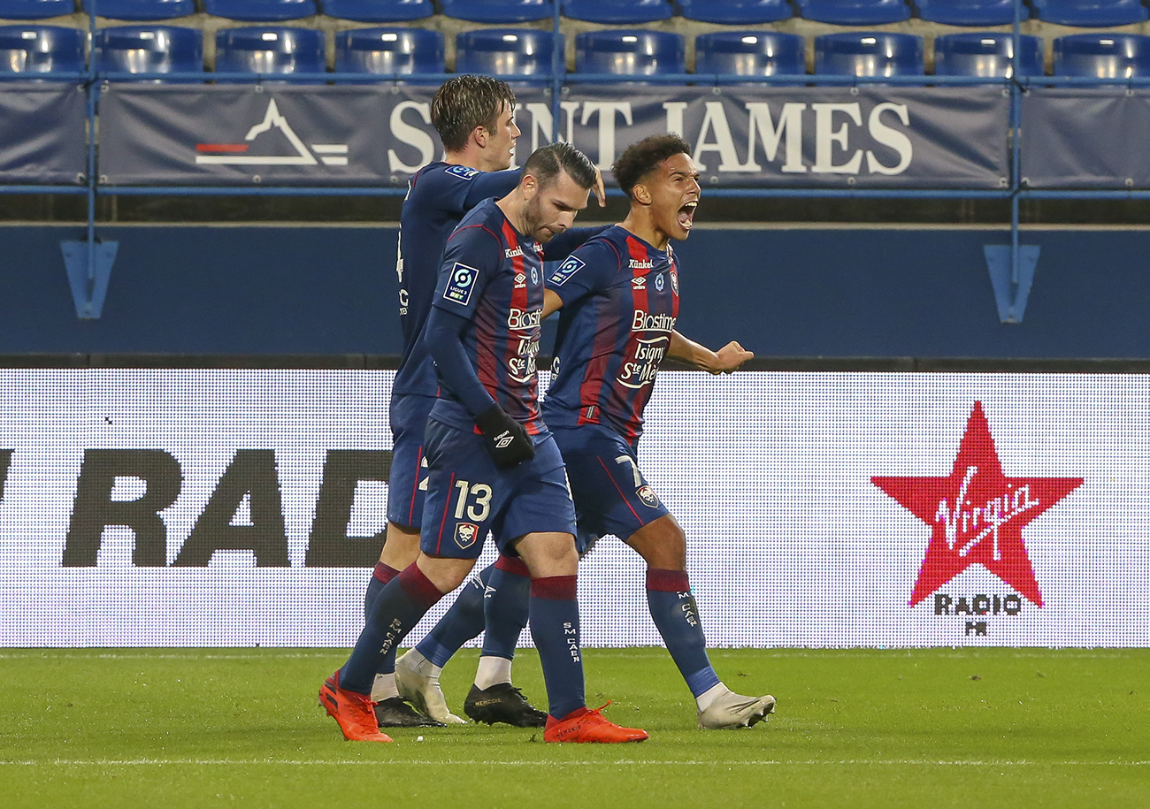 Sur un service d'Hugo Vandermersch, Nicholas Gioacchini, rentré à une dizaine de minutes de la fin, a offert la victoire au Stade Malherbe dans les arrêts de jeu. ©Damien Deslandes