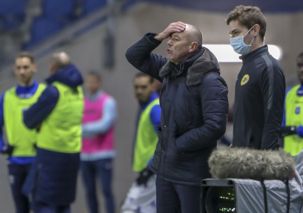 Encore une fois durant cette phase aller, un coup de sifflet du corps arbitral a provoqué la colère froide de Paul Le Guen. ©Photo d'archives