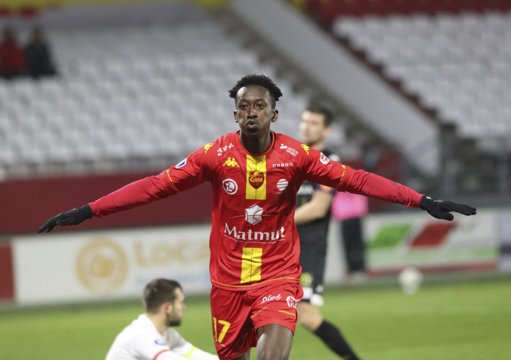 A l'image de Gustavo Sangaré, auteur du deuxième but normand au terme d'une action en solitaire agrémentée d'une magnifique roulette, ça plane pour QRM, vainqueur du Mans 2-0. ©Damien Deslandes