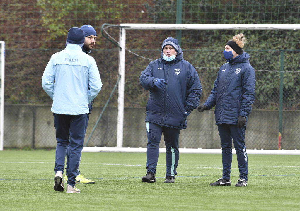 Michaël Bunel, le nouvel entraîneur des Féminines du HAC, en compagnie d'une partie de son staff dont la manager général Laure Lepailleur. ©Emmanuel Lelaidier