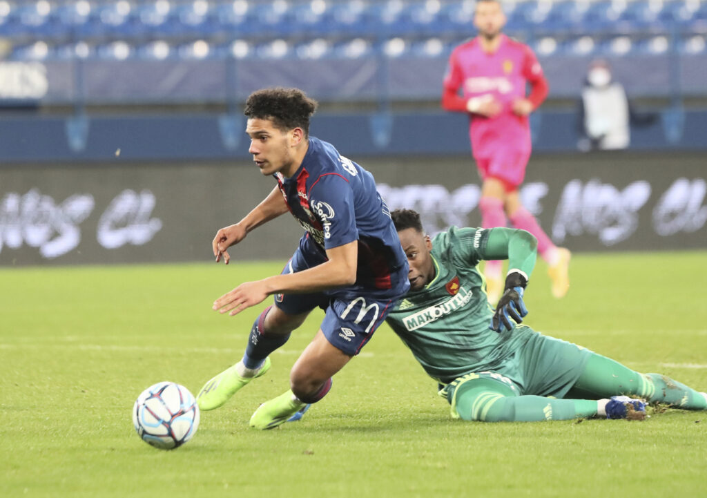 6'. Trois minutes après l'ouverture du score ruthénoise, Nicholas Gioacchini aurait pu remettre les deux camps à égalité mais l'attaquant américain a trop recherché le penalty. ©Damien Deslandes