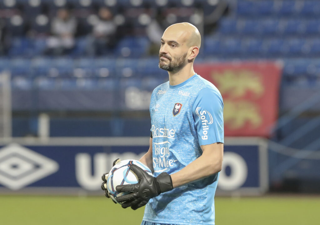 Malgré un grand Rémy Riou dans ses cages, le Stade Malherbe a connu une nouvelle désillusion sur la pelouse de l'AC Ajaccio. ©Damien Deslandes