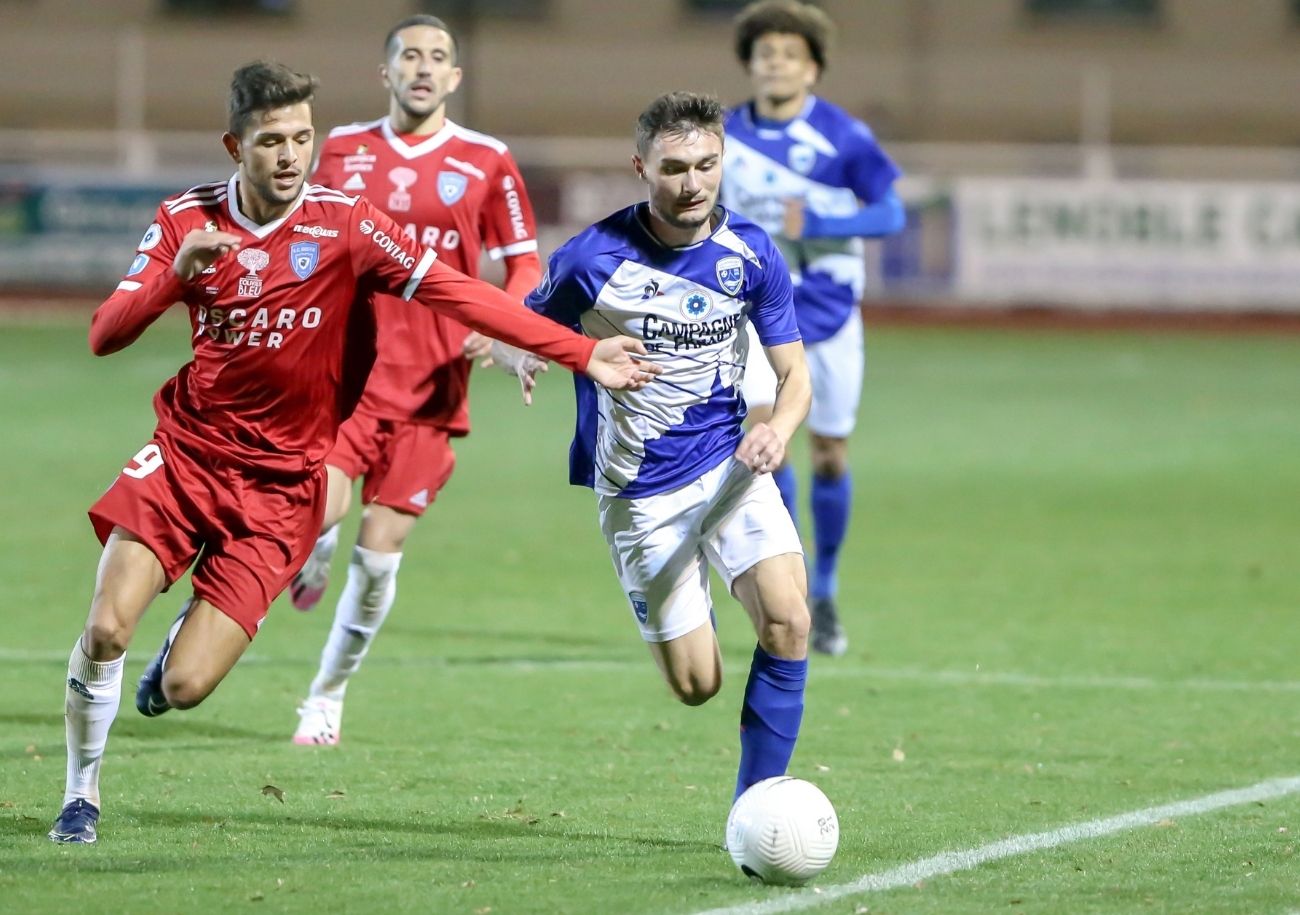 Samuel Loric, ici au duel avec le Bastiais Julien Le Cardinal, est l'un des joueurs ayant le plus de marge de progression au sein de l'US Avranches où il est prêté par le FC Lorient (Ligue 1). ©Damien Deslandes