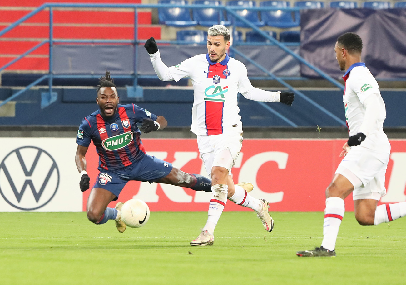 Touché dans la surface par Leandro Paredes, Steeve Yago aurait pu obtenir un penalty juste avant la pause mais l'arbitre en a décidé autrement en avertissant le défenseur burkinabé pour simulation. ©Damien Deslandes