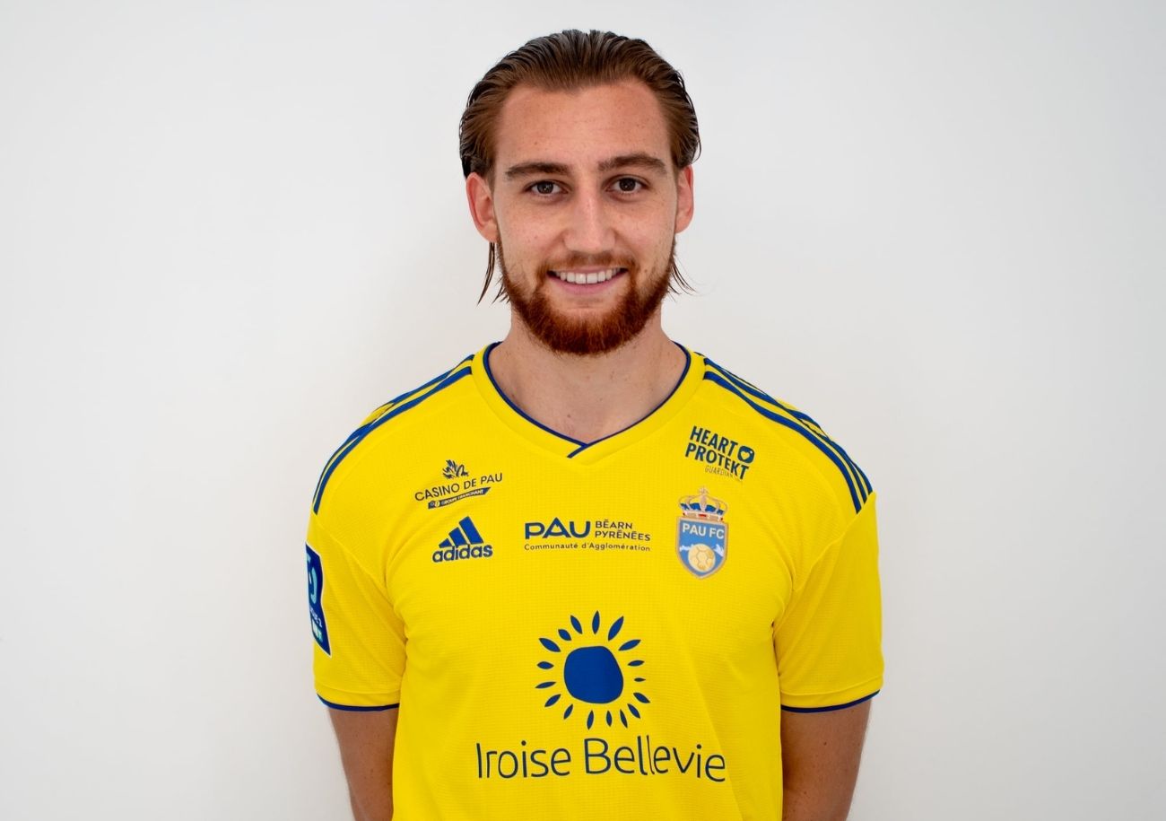 Arrivé d'Avranches l'été dernier, Victor Lobry découvre le niveau Ligue 2 sous les couleurs du Pau FC, promu à cet étage. Après 30 journées, le milieu offensif est déjà devenu incontournable chez les Béarnais. ©Pau FC