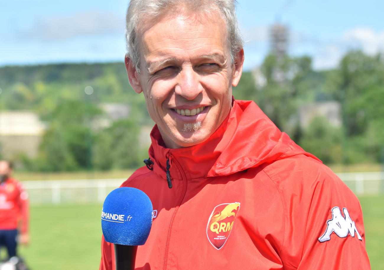 Bruno Irles est apparu tout sourire ce lundi 21 juin pour la première séance d'entrainement de la saison 2021/2022 qui marquera le retour en Ligue 2 des « Sang et or » normands. ©Aurélien Renault