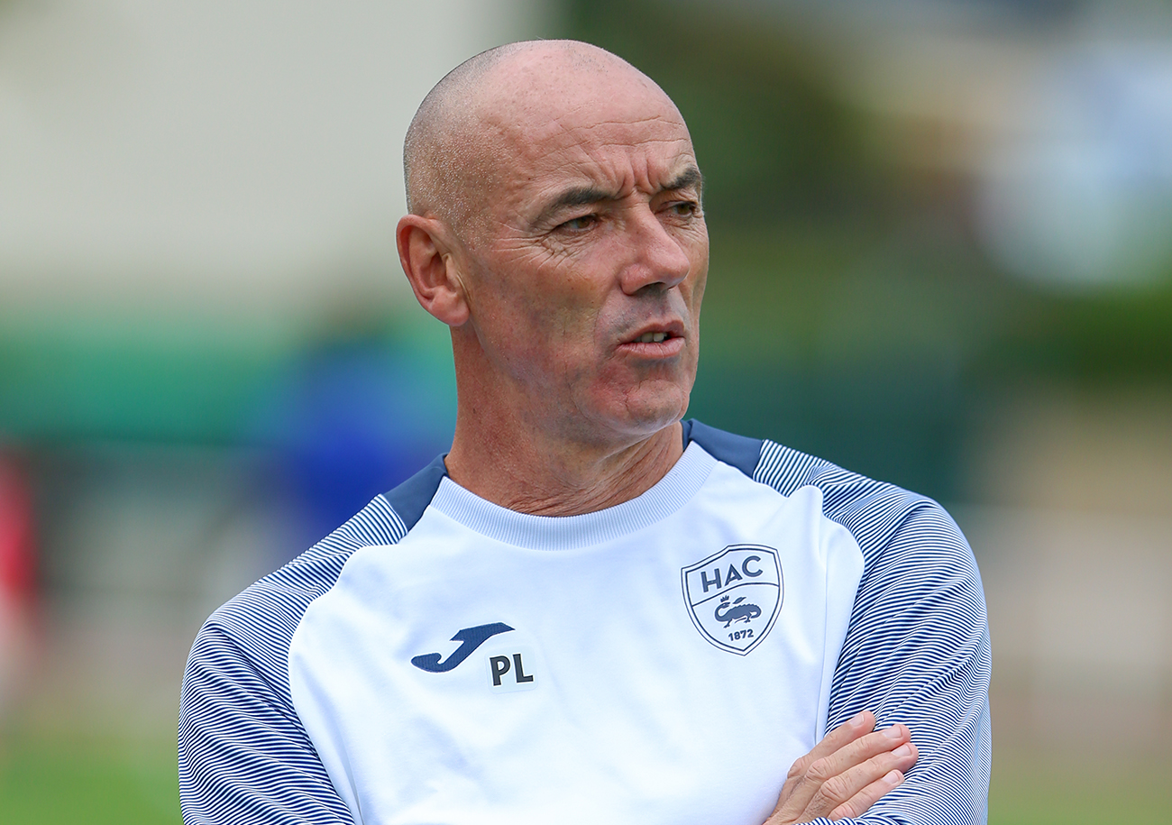 S'il a reconnu des pistes pour les postes de latéral et d'attaquant, Paul Le Guen a repris l'entraînement à la tête du HAC sans la moindre recrue. ©Damien Deslandes