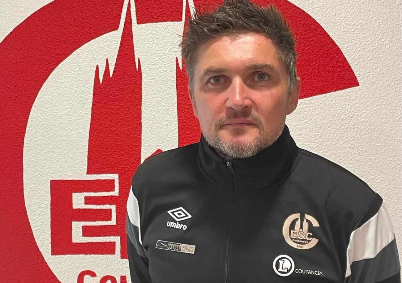 Mickaël Derouet pose ici sous ses nouvelles couleurs. L'ancien du FC Flers va désormais tenir les rênes de l'Entente Sportive Coutançaise avec l'ambition, à termes, de faire monter l'équipe A en Régional 1. ©Wilfried Ledoyen