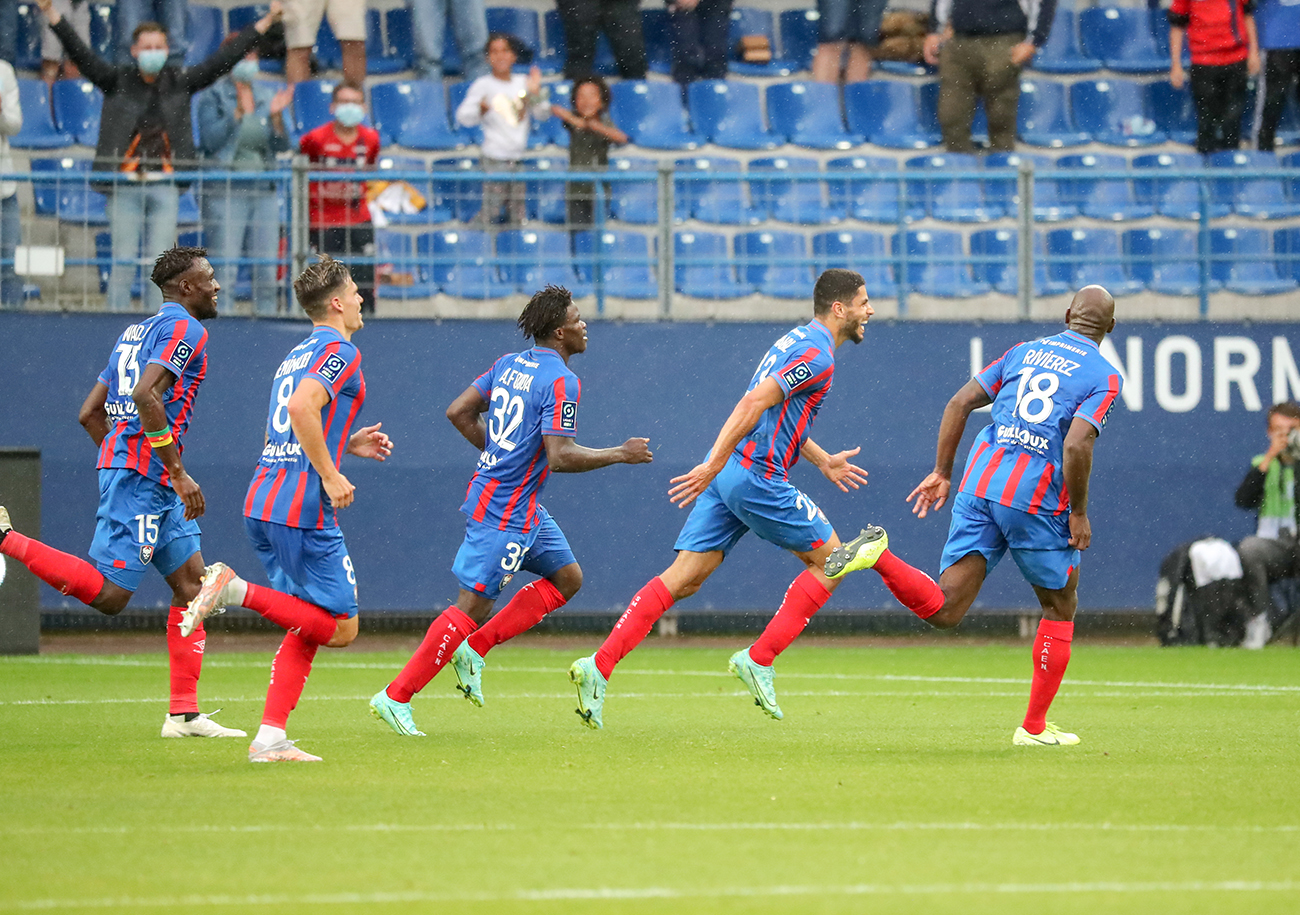 Alors qu'il vient de marquer le quatrième but du Stade Malherbe, Steve Shamal, poursuivi par ses coéquipiers, traverse le terrain en direction du banc de touche caennais. ©Damien Deslandes