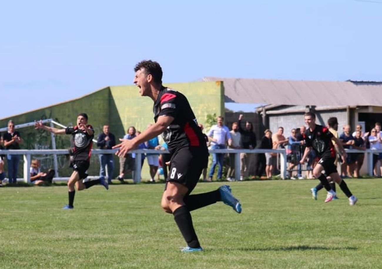 La joie collective des Basliens lors de leur succès obtenu contre Audrieu (2-0) au 2e tour de la Coupe de France. Le club qui vient de fêter ses cinq mois d'existence s'apprête à défier Cherbourg (N3). ©AF Basly