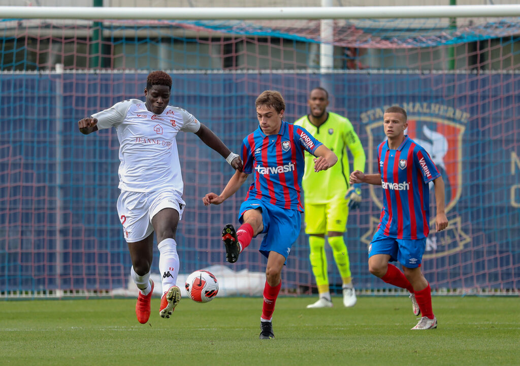 Deux buts, une passe décisive en l'espace de 45' face à la réserve du Stade Malherbe, Mondy Prunier a déjà conquis le coeur des supporters rouennais. ©Damien Deslandes