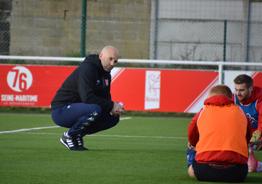 Après une première expérience à la tête du Stade Briochin, Maxime d'Ornano va retrouver le National avec les « Diables Rouges » ; un retour en troisième division dix ans après pour le club rouennais.