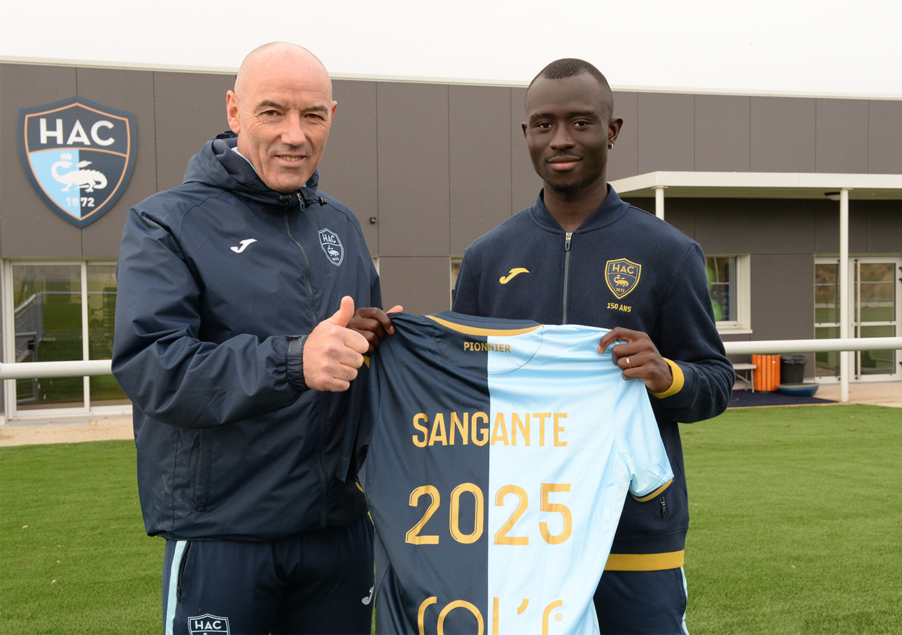 Arouna Sanganté (qui pose, ici, avec Paul Le Guen) a paraphé son premier contrat professionnel avec le HAC. Il s'est engagé jusqu'en 2025. ©Emmanuel Lelaidier