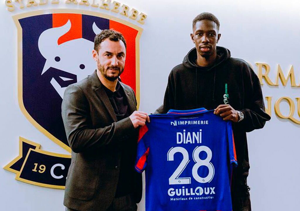 Alors qu'il ne lui restait plus que six mois de contrat avec les Grasshopper de Zurich, Djibril Diani (ici, aux côtés du directeur sportif Yohann Eudeline) s'est engagé jusqu'en 2024 avec le Stade Malherbe. ©SM Caen