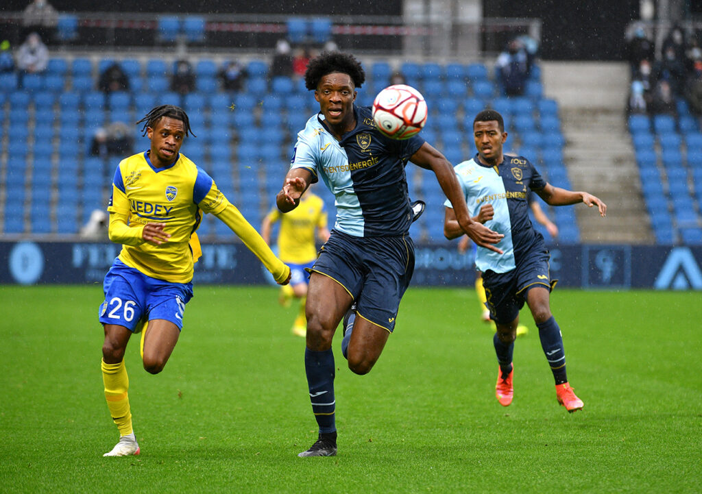 Alors que l'arrière-garde havraise s'est montrée plutôt intraitable pendant 90' à l'image d'Isaak Touré, il a suffi d'un oubli en défense pour que Sochaux sanctionne le HAC. ©Emmanuel Lelaidier