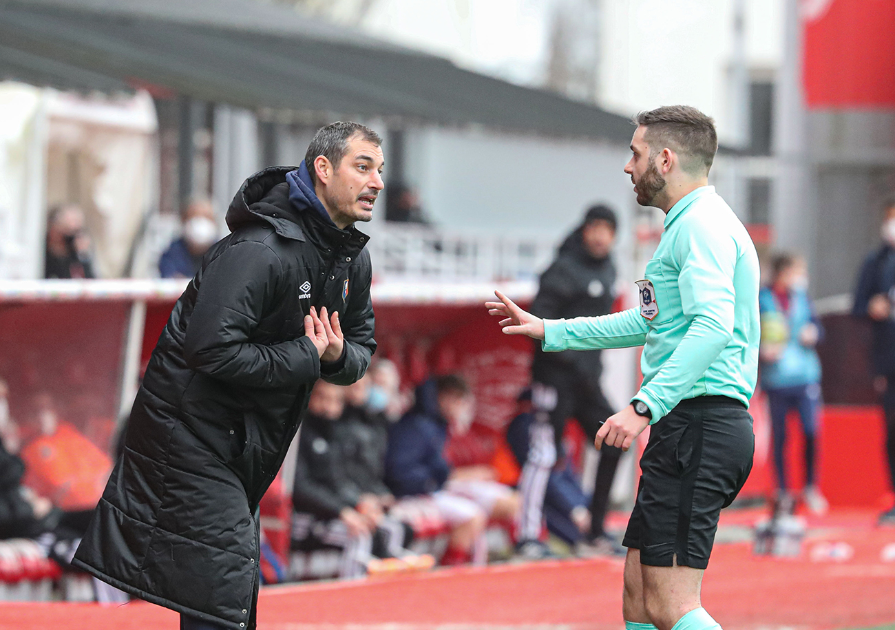 Nicolas Seube en pleine discussion avec l'arbitre du 1/8e de finale de la Coupe Gambardella. ©Damien Deslandes