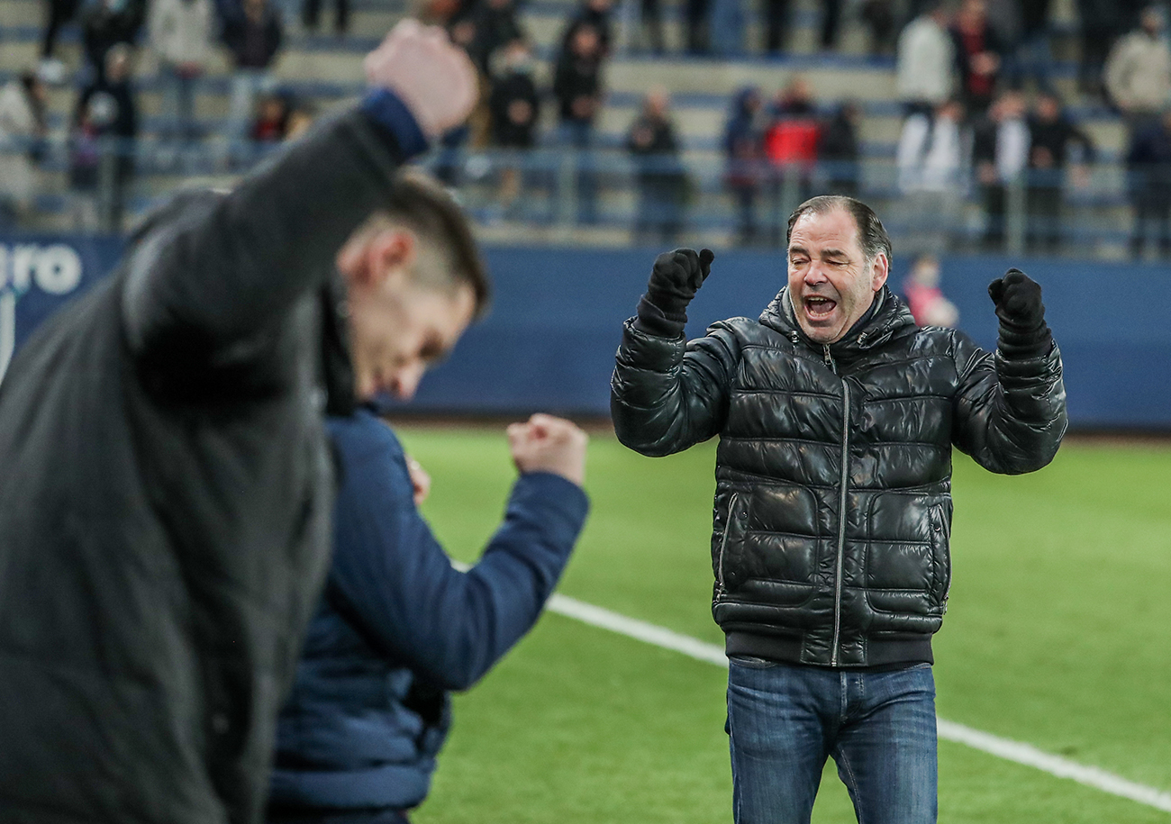 Au coup de sifflet final, Stéphane Moulin a laissé exploser sa joie après le succès 2-1 du Stade Malherbe aux dépens de Bastia. ©Damien Deslandes