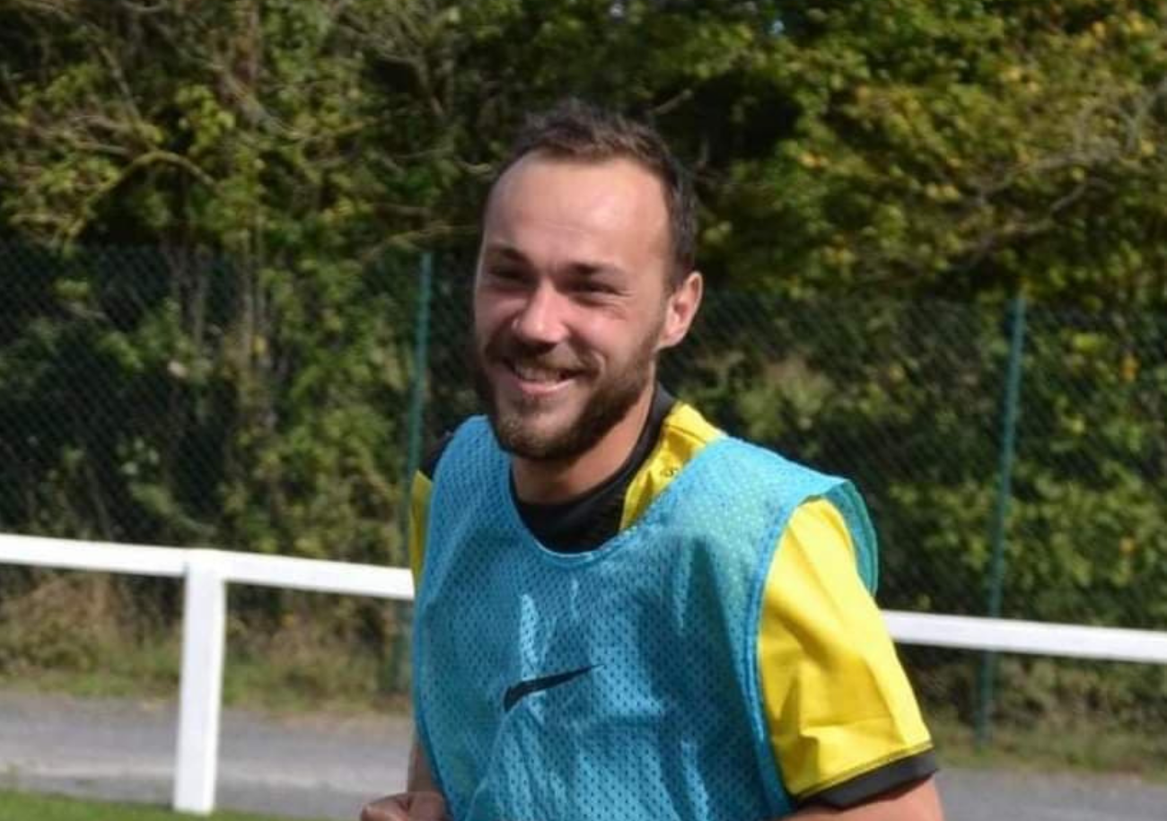 Joueur de l'US Trévières et passionné de football, Maxime Fleury a été victime d'un malaise cardiaque en février et s'en est sorti grâce aux gestes de deux coéquipiers.