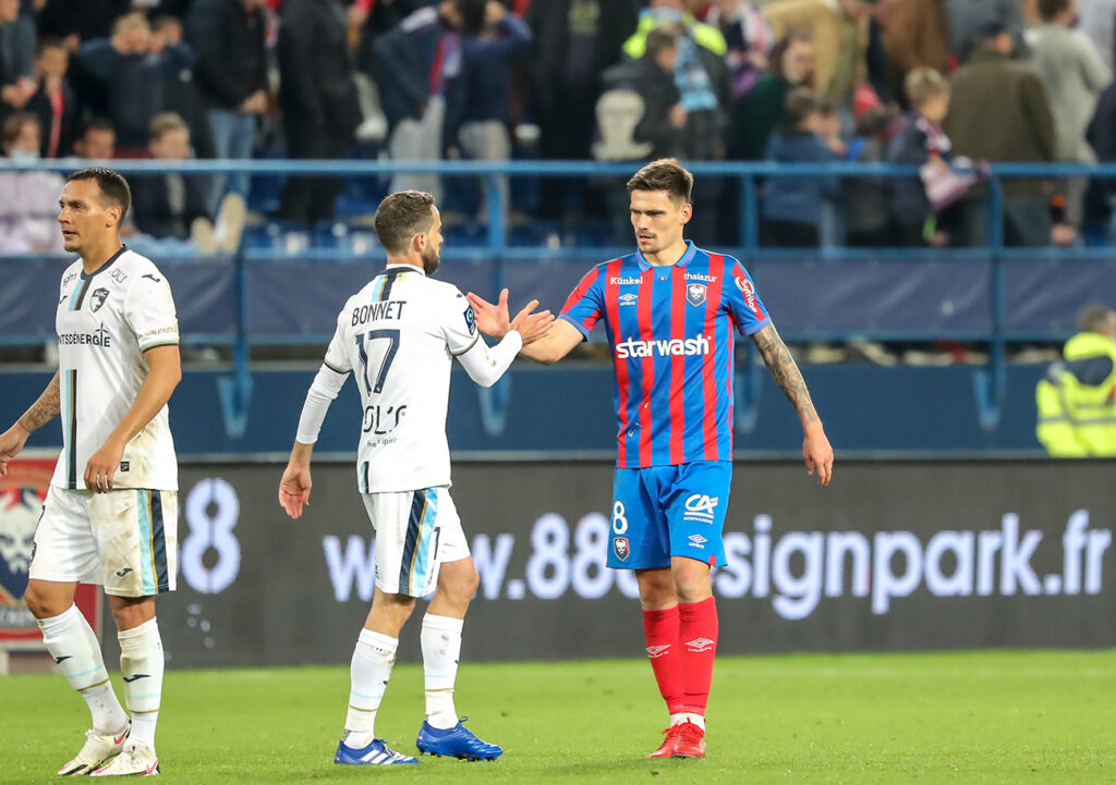 Alexandre Bonnet et Jessy Deminguet, respectivement capitaine du HAC et du Stade Malherbe, croiseront le fer ce samedi, au Stade Océane, devant 17 000 spectateurs. ©Damien Deslandes