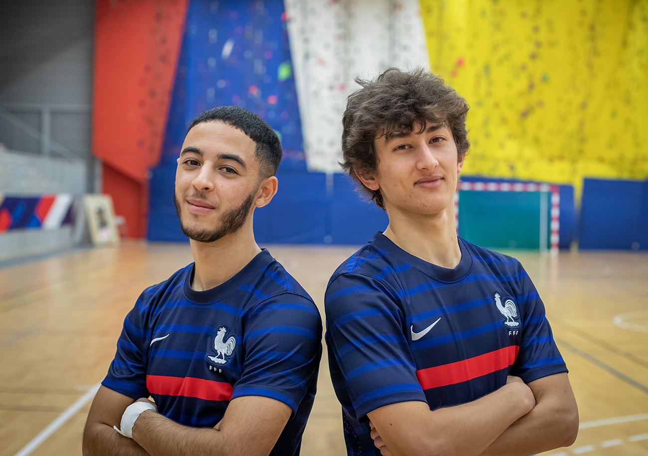 Le Flérien Rahane Kandoussi et l'Hérouvillais Sofiane Alla prennent la pose sur le parquet de la salle de Lisieux où ils ont disputé deux matches avec l'équipe de France U19 au mois de décembre. ©Damien Deslandes