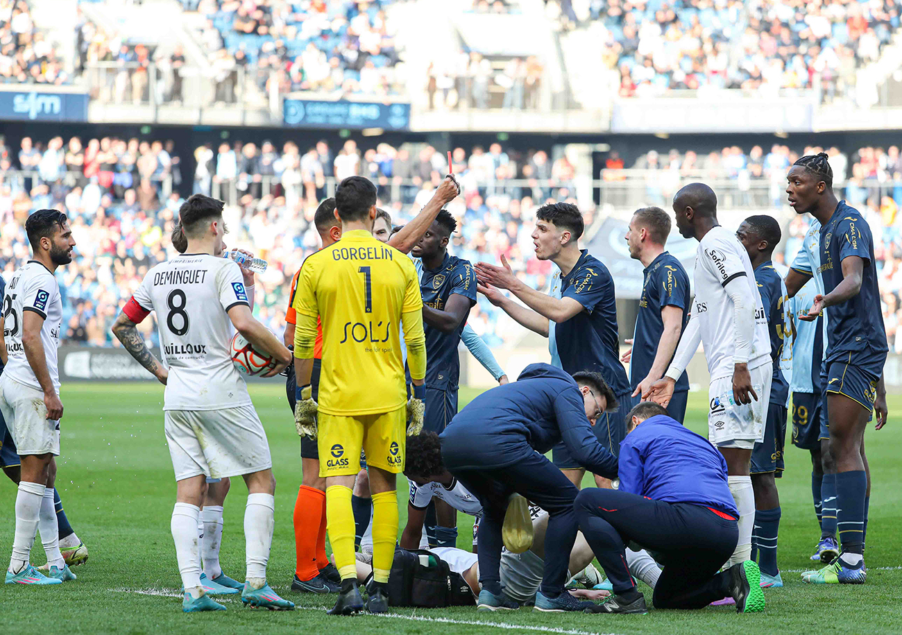 81'. Le « derby » normand bascule avec expulsion de Saël Nseke Kumbedi pour un tacle dans la surface de réparation sur Hugo Vandermersch. ©Damien Deslandes