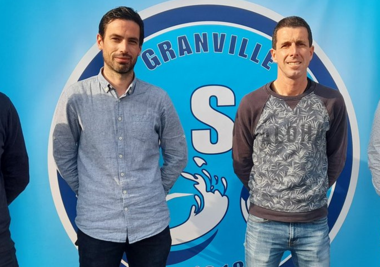 Benjamin Bahu (à gauche), ici aux côtés de l'entraîneur Sylvain Didot, s'attend à vivre une fin de saison placée sous le signe d'une lutte acharnée pour ne pas redescendre en National 3. ©Union sportive granvillaise.