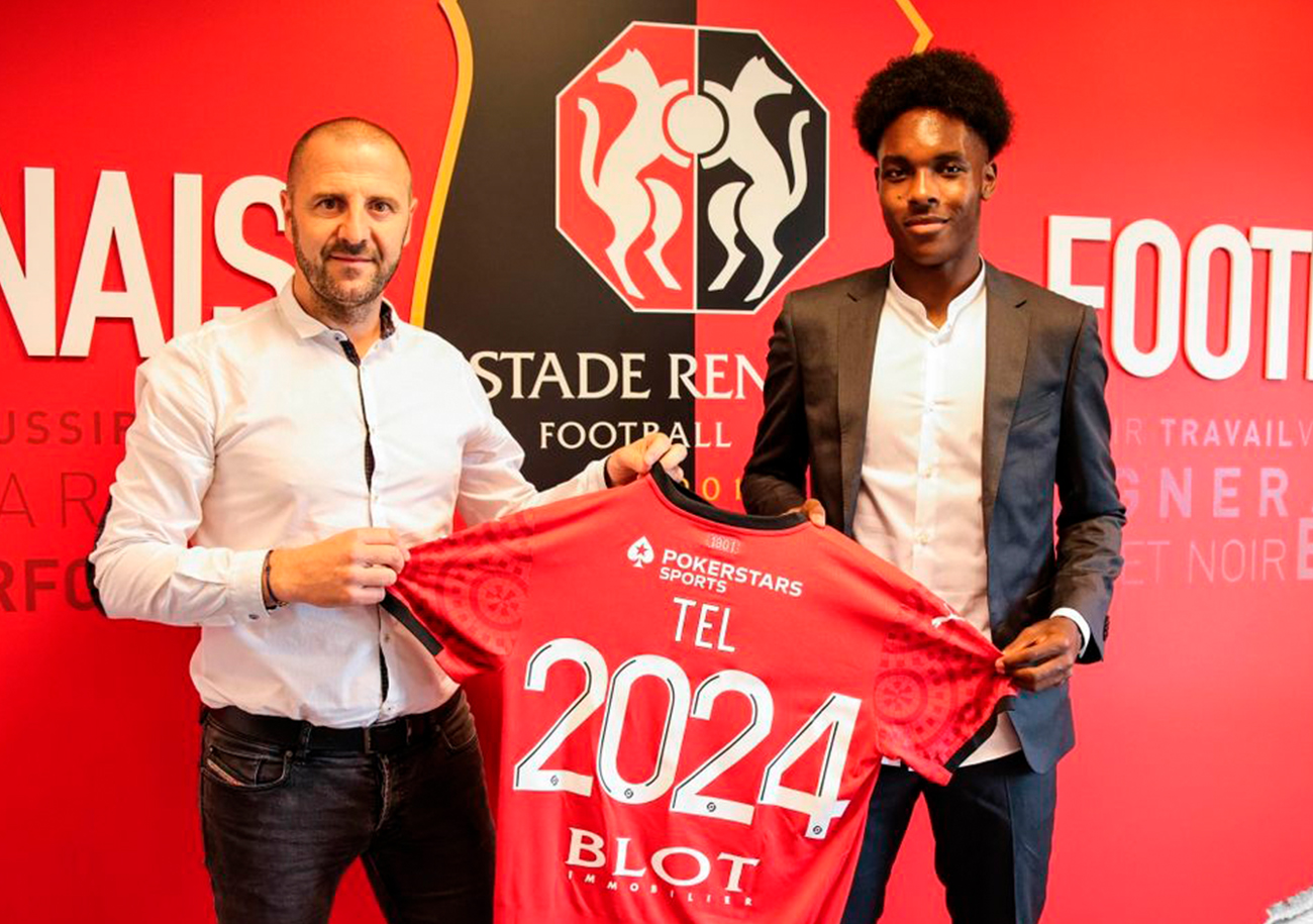 Mathys Tel, ici, avec Florian Maurice, le directeur sportif du Stade Rennais, lors de la signature de son premier contrat pro, compte déjà une demi-douzaine d'apparitions en championnat et en coupe d'Europe.