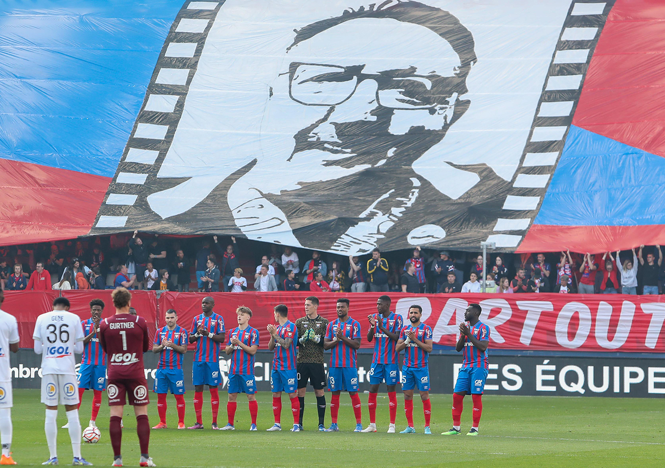 En hommage à Salah Boutamine, supporter emblématique du Stade Malherbe, décédé il y a un an, le MNK a déployé un tifo géant recouvrant l'intégralité de la tribune Borrelli. ©Damien Deslandes