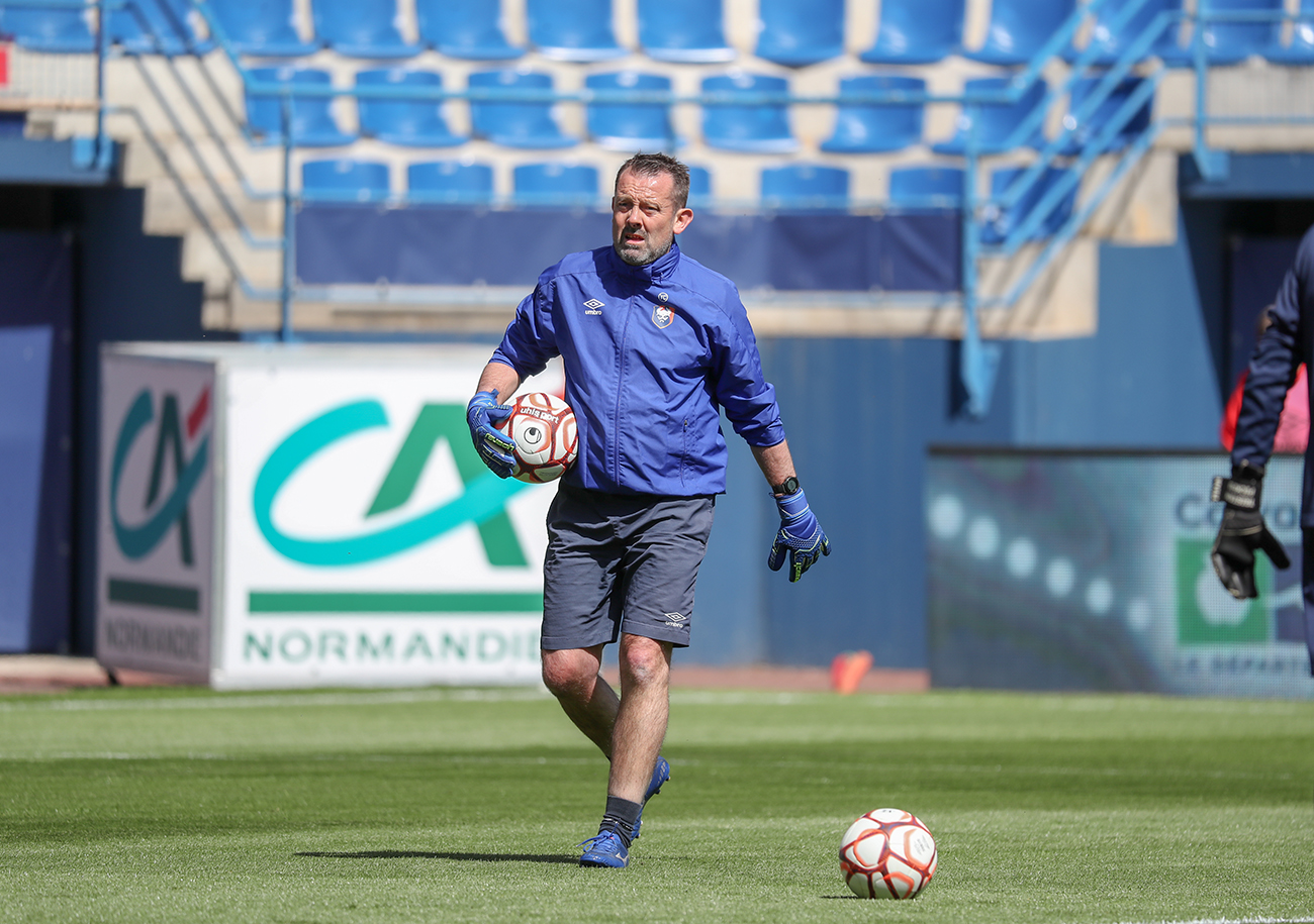 Yann Chevallier est l'entraîneur des gardiens de l'équipe de Gambardella du Stade Malherbe. ©Damien Deslandes