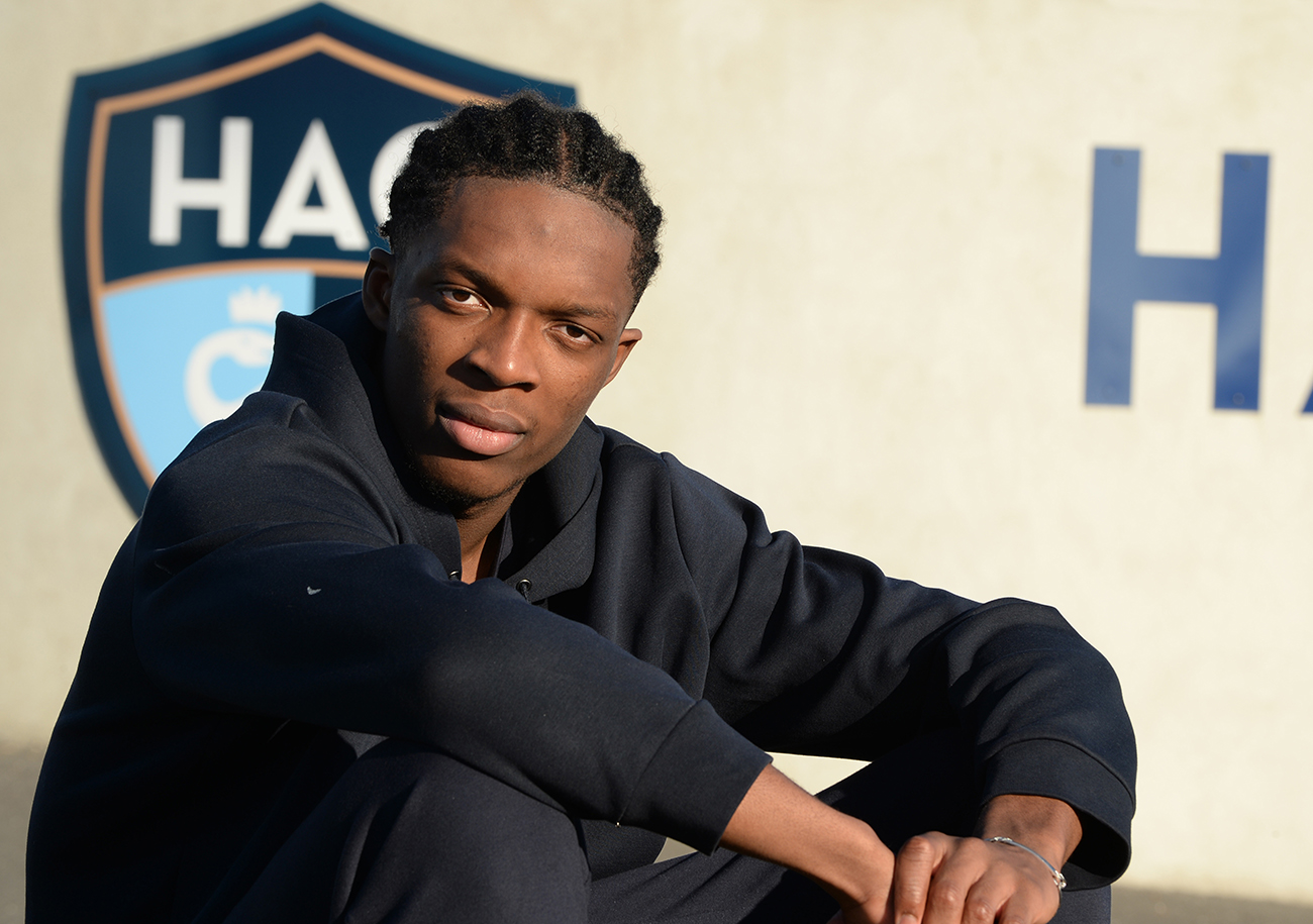 Isaak Touré, qui pose, ici, devant le centre d'entraînement de Soquence, avait rejoint le HAC dès l'âge de 12 ans. A partir de maintenant, il va découvrir un nouvel univers avec l'Olympique de Marseille. ©Emmanuel Lelaidier