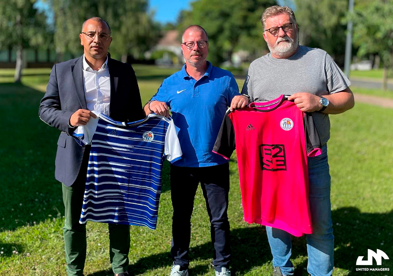Entouré des deux co-présidents de l'Avant-Garde, Bruno Belas et Fabrice Dartois, Olivier Meurillon est le nouveau coach de l'AG Caen. ©AG Caen