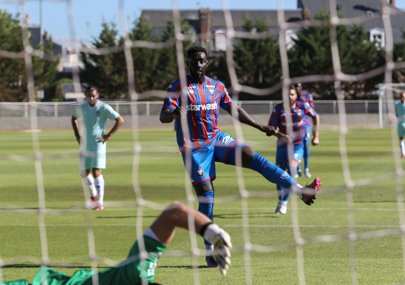 Les vacances n'ont pas fait perdre ses bonnes habitudes à Alexandre Mendy, unique buteur sur penalty de ce premier match de préparation. ©Damien Deslandes