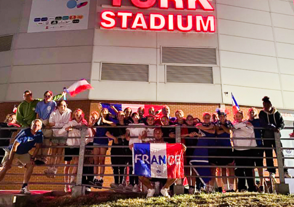 Les jeunes joueuses de l'AG Caen et leurs encadrants se sont faits entendre lors du duel entre les Bleues et les Italiennes, dimanche soir à Rotherham. ©AGC