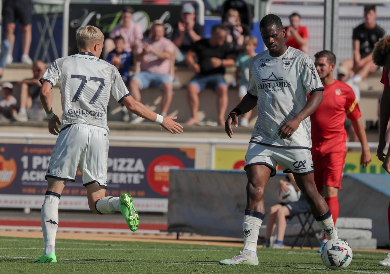 Samuel Essende et Norman Bassette ont rendu le match des Caennais plus facile mardi soir à Vire en marquant tous les deux dans les dix premières minutes leur premier but avec l'équipe A du SMC. ©Damien Deslandes