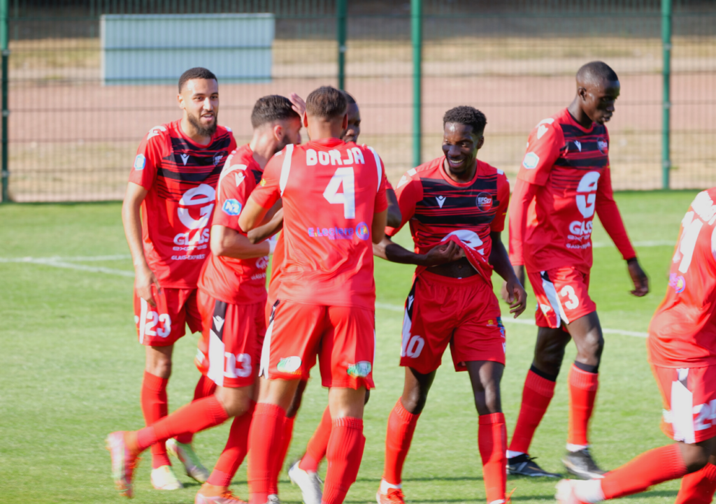 Les Ébroïciens tout à leur joie. Grâce à Alexander Borja et Thomas Valentin, les joueurs de l'Eure comptent 4 points après 2 journées. ©Aurélien Renault