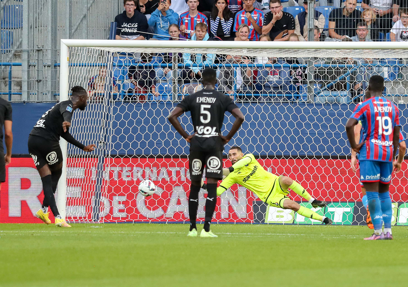 Dans une saison, certaines actions comptent plus que d'autres. Ce penalty repoussé par Anthony Mandrea juste avant la pause (43') pourrait appartenir à cette catégorie. ©Damien Deslandes