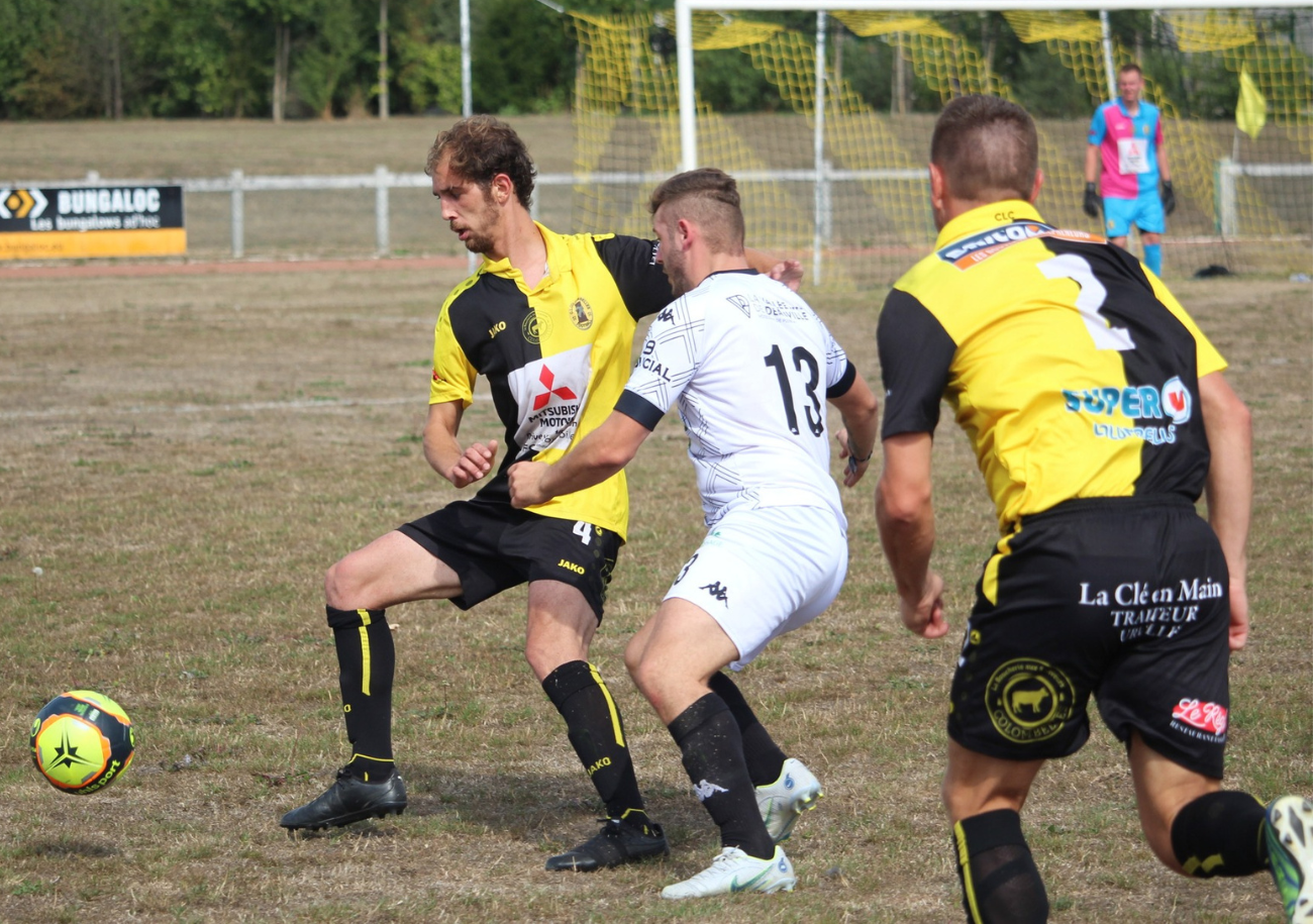 Ici sous leurs couleurs jaune et noir, les footballeurs de Colombelles ont créé à deux reprises la surprise en Coupe de France, en écartant Ouistreham (R3) puis l'AS Trouville-Deauville (R1). ©AS Trouville-Deauville