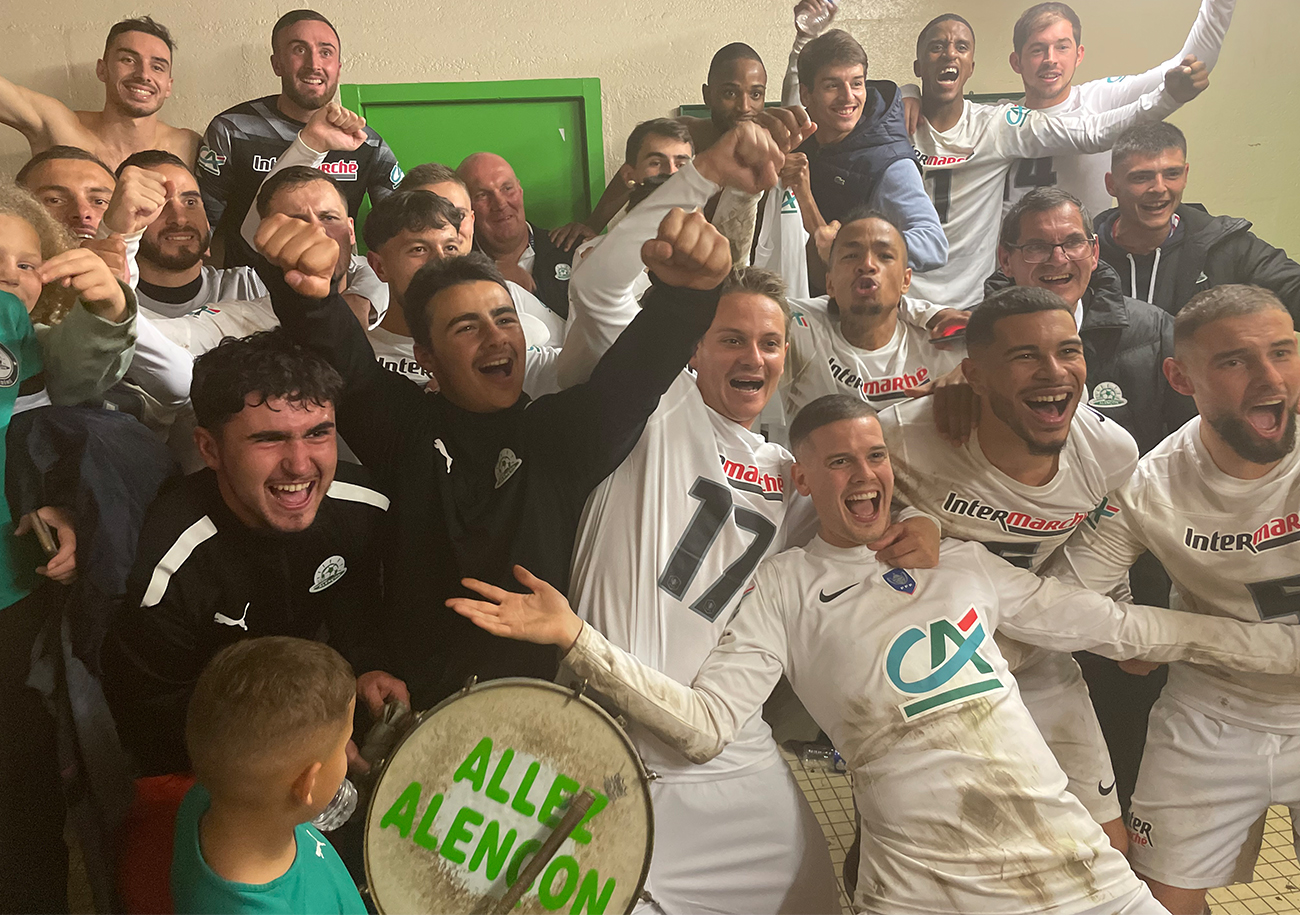 La joie des joueurs de l'US Alençon (N3) dans leur vestiaire après leur qualification pour le 8e tour de la Coupe de France