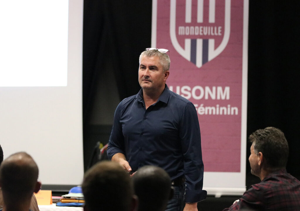 Comme ici à Mondeville, Fredy Fautrel, coordinateur technique en arbitrage au sein de la Ligue de Normandie, réalise régulièrement des sensibilisations dans les clubs. ©LFN