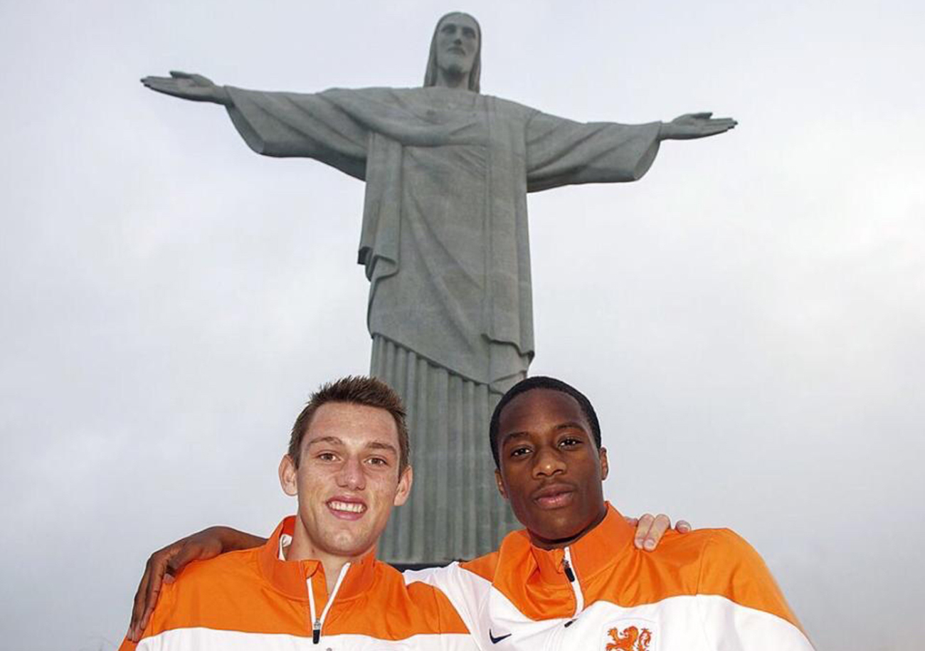 En compagnie de son partenaire du Feyenoord à l'époque, Stefan De Vrij dont il est très proche, Terence Kongolo pose, ici, devant le Corcovado. ©DR