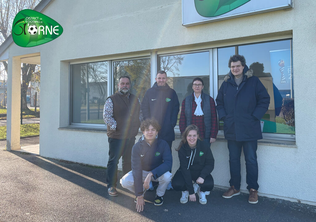 Devant le siège du District de l’Orne, à Alençon, les deux co-présidents Patrick Baillard et Sébastien Gourdel entourent une partie de l’équipe technique et administrative : le directeur Frédéric Ortiz, l’assistante administrative Marianne Pesle, le stagiaire Mathis Charbonnier et l’éducatrice sportive Elisa Monin.