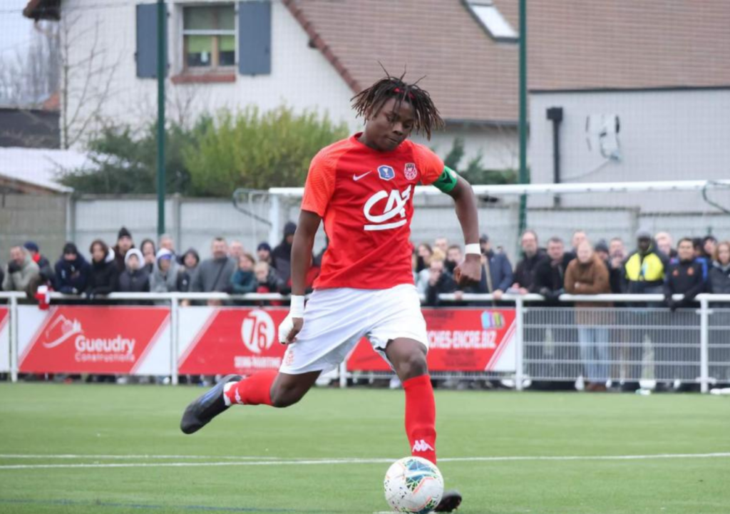 À 17 ans, le défenseur rouennais Joan Tshiabu a l'avenir devant lui et fait un parfait leader charismatique pour les U18 du FCR. ©Yann Angèle/FC Rouen 1899