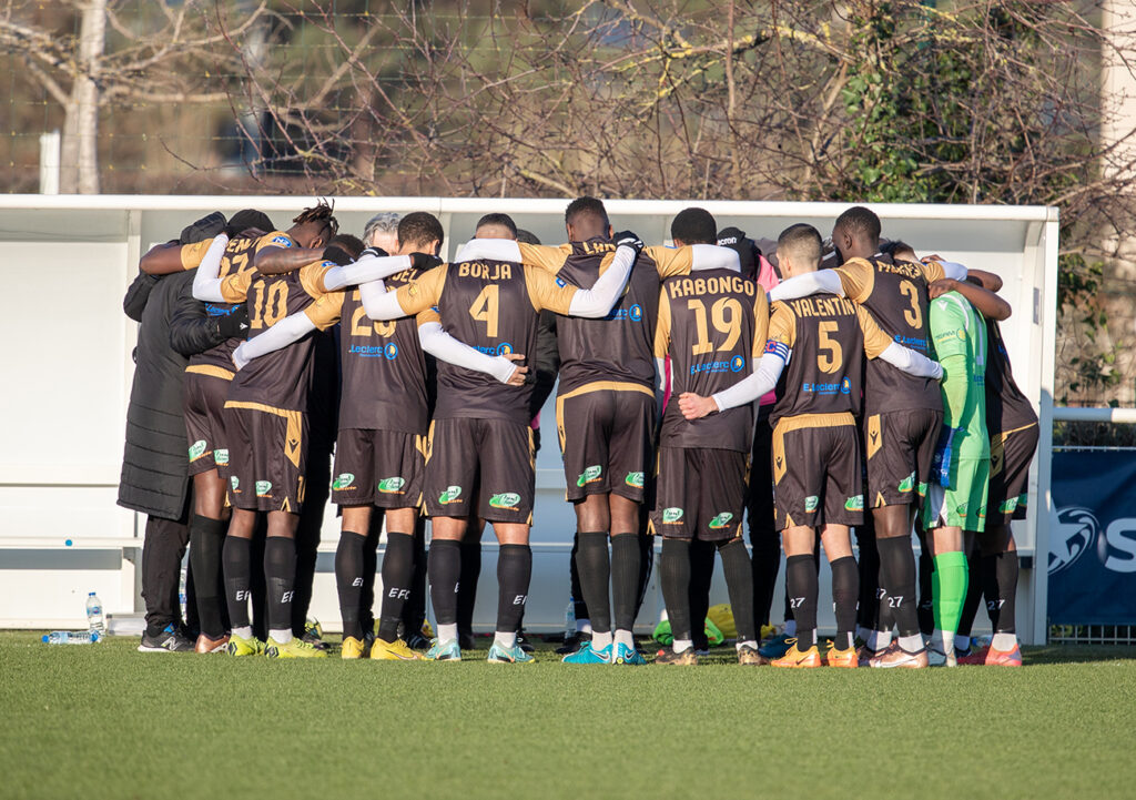 Promus en début de saison en N2, les joueurs de l'Évreux FC 27 vivent une saison très compliquée eu égard aux déboires de leur club mais font tout pour maintenir le cap sportivement. ©Damien Deslandes