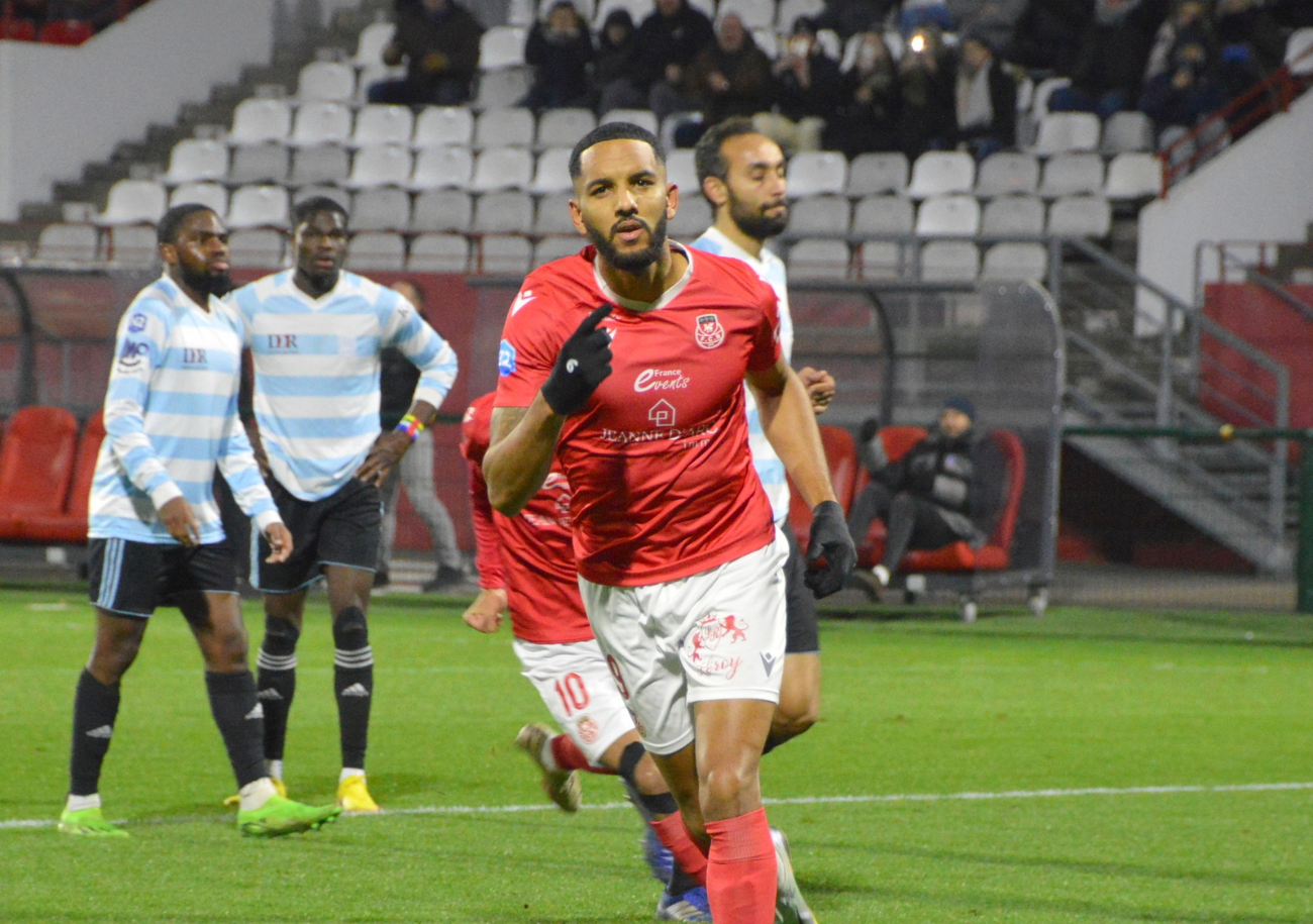 Christopher Ibayi, ici en train de célébrer un but contre le Racing Club de France, n'envisage rien d'autre que la montée en National dans quelques semaines. ©Bernard Morvan/FC Rouen 1899