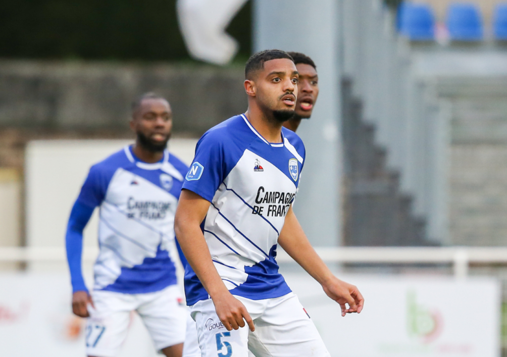 Yohan Baret, ici au premier rang, est sorti blessé lors de la lourde défaite concédée contre l'US Concarneau (0-3), le vendredi 21 avril. ©Damien Deslandes