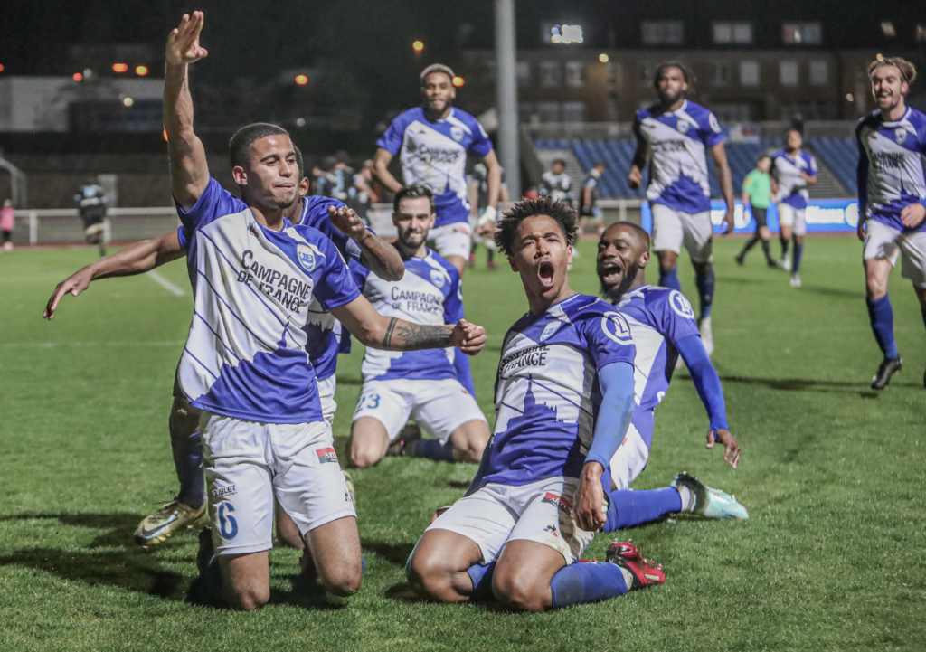 D'immenses scènes de joie ont suivi le maintien de l'US Avranches en National, vendredi 26 mai, lors d'un succès étriqué contre Cholet (2-1) qui fera date. ©Damien Deslandes