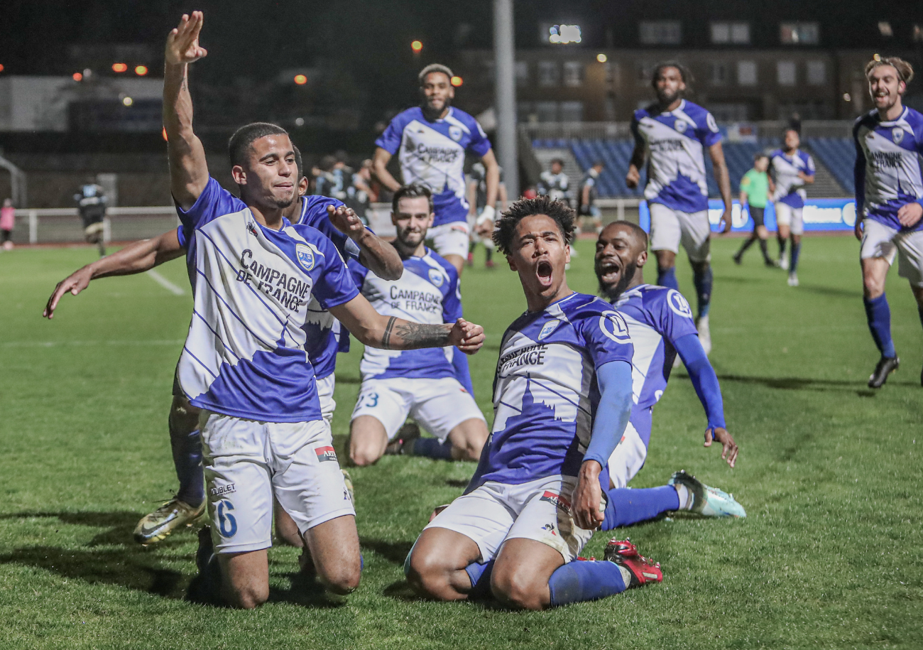 D'immenses scènes de joie ont suivi le maintien de l'US Avranches en National, vendredi 26 mai, lors d'un succès étriqué contre Cholet (2-1) qui fera date. ©Damien Deslandes