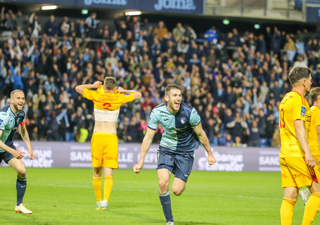 Déjà décisif le week-end dernier face à Caen, Gautier Lloris a fait parler la qualité de son jeu de tête pour forcer la décision contre Rodez. Sa déviation au premier poteau, à la suite d'un corner, a poussé Antoine Valerio à la faute. ©Damien Deslandes