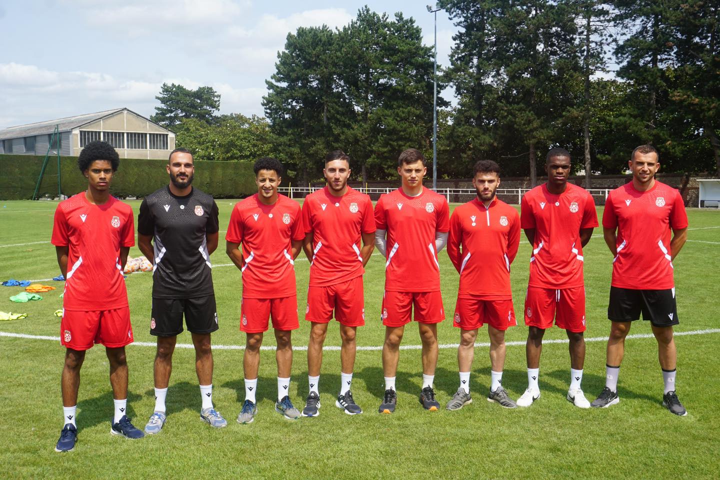 L'ensemble des recrues du FC Rouen prend la pose le jour de la reprise. ©FCR
